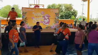   Dzitbalché: Embarazada sufre caída al enterarse que ganó un refri en festival de las madres   