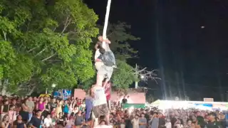 Terminan festividades en Dzitbalché con la caída de un participante del palo encebado