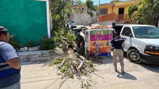 Falla mecánica provoca que camioneta   vuelque en Campeche   