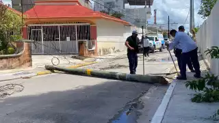 "Poste podrido de madera" colapsa en Campeche; pone en peligro a transeúntes