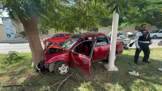 Cuatro personas terminan prensadas en un auto tras chocar contra un árbol en  Campeche: EN VIVO 