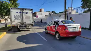 Camioneta repartidora de hielo impacta a taxi en la colonia Pallas de Ciudad del Carmen