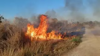  Fuerte incendio pone en riesgo a automovilistas en la carretera estatal Sahcabchen a Concepción