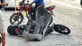 Motociclista no respeta semáforo y causa accidente en la zona Centro de Campeche