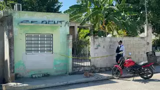 Hombre escapa por la puerta falsa en la miguel Hidalgo de Campeche 