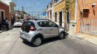 Abuelita choca su automóvil contra poste de la CFE en San Román, Campeche 
