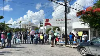  Conductores de plataformas protestan por operativos injustos en Cancún; evitan retiro de un auto  