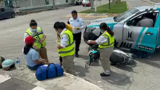 Campeche: Se distrae y arrolla a pareja motociclista