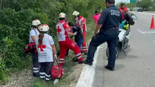 Chofer de combi provoca caída de motociclista en Campeche; hay una mujer lesionada   