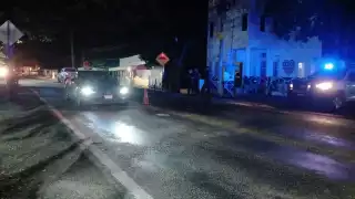 Fuerte accidente entre motocicleta y tráiler paraliza la carretera Ciudad del Carmen–Atasta