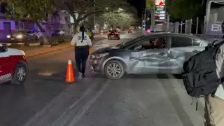 Conductor de unidad pesada causa accidente vial y se da a la fuga