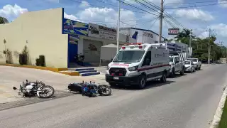 En Campeche, dos motociclistas chocan al ingresar a una gasolinera y terminan lesionados 