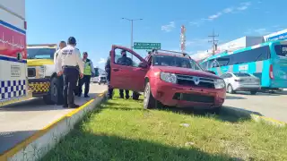 Conductor excede la velocidad y termina sobre un camellón del Boulevard Colosio en Cancún