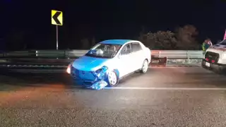 Conductor pierde el control de su auto e impacta contra muro de contención en Hecelchakán