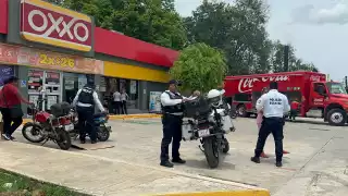 Por no respetar su alto, conductora embiste y lesiona a motociclista en Campeche