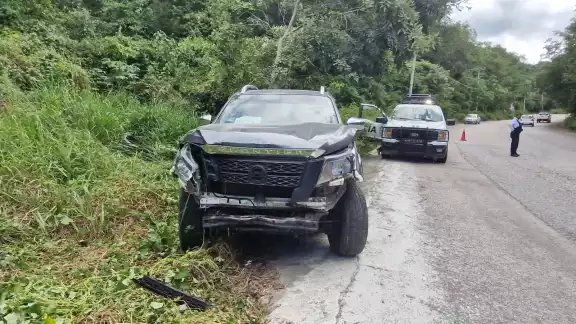 Un accidente vial ocurrió en la avenida Escénica debido a que una camioneta Nissan Frontier transitaba a exceso de velocidad Un accidente vial ocurrió en la avenida Escénica debido a que una camioneta Nissan Frontier transitaba a exceso de velocidad