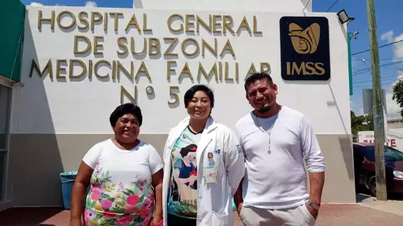 Familiares de Cecilia Cocom agradecen el esfuerzo de los médicos del IMSS Tizimín por la exitosa intervención.