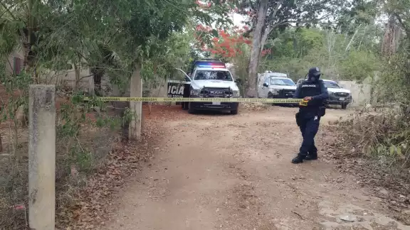 Los agentes policiacos procedieron a acordonar el lugar para evitar que se acercaran los vecinos