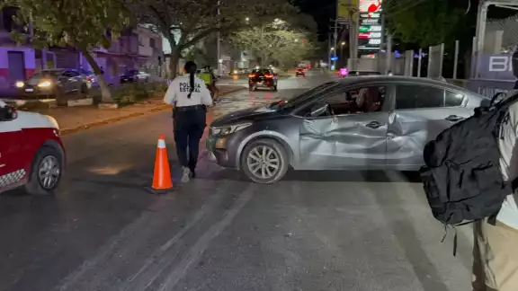 Conductor de unidad pesada choca contra auto compacto y se da a la fuga Conductor de unidad pesada choca contra auto compacto y se da a la fuga