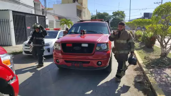 Los bomberos controlaron la situación y sofocaron por completo el conato de incendio. Los bomberos controlaron la situación y sofocaron por completo el conato de incendio.