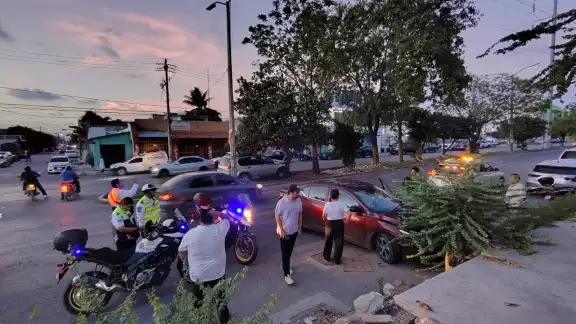 Distraído conductor provoca accidente en Cancún Distraído conductor provoca accidente en Cancún