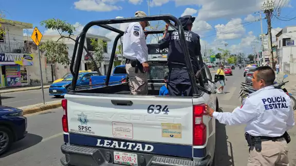 Ciudadanos detienen a ladrón que amenazó a estudiante con vidrio roto Ciudadanos detienen a ladrón que amenazó a estudiante con vidrio roto