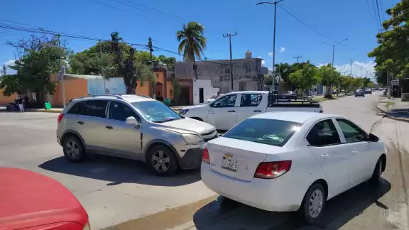 Un aparatoso choque vehicular en la colonia Obrera dejó cuantiosos daños materiales.