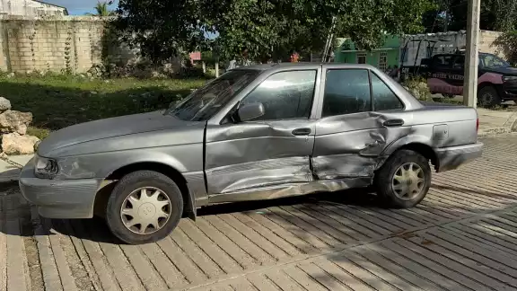 El conductor del Tsuru, al parecer, se pasó el alto debido a la falta de señalización y fue impactado por la camioneta El conductor del Tsuru, al parecer, se pasó el alto debido a la falta de señalización y fue impactado por la camioneta
