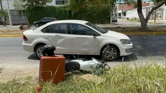 Un motociclista impactó con el costado de un automóvil, después de cambiarse de carril a exceso de velocidad.
