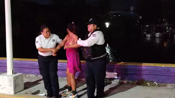 Los elementos policiacos rescataron a la joven y la pusieron a salvo. Los elementos policiacos rescataron a la joven y la pusieron a salvo.