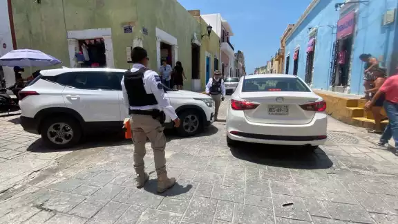 No respeta alto y provoca choque en pleno Centro de la ciudad No respeta alto y provoca choque en pleno Centro de la ciudad