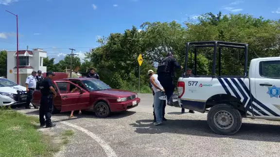 Detienen a pareja por ingerir bebidas alcohólicas en automóvil sobre carretera federal Escárcega-Chetumal