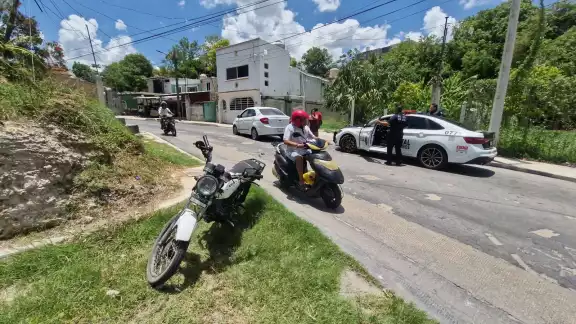 Pareja en moto embiste auto y escapa del lugar; logran acuerdo extrajudicial Pareja en moto embiste auto y escapa del lugar; logran acuerdo extrajudicial