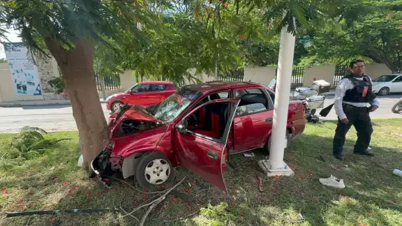 Cuatro personas quedan atrapadas en auto Cuatro personas quedan atrapadas en auto
