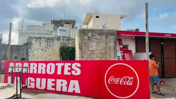 Se incendia tienda de abarrotes “La Güera” en Puerto Aventuras; vecinos de Quintana Roo controlan el fuego.