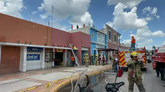 Incendio en tienda comercial moviliza cuerpos de emergencia en Campeche