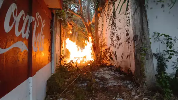 Un hombre, aparentemente con problemas mentales, prendió fuego a ramas y basura cerca de un local de comida en Escárcega. Un hombre, aparentemente con problemas mentales, prendió fuego a ramas y basura cerca de un local de comida en Escárcega.