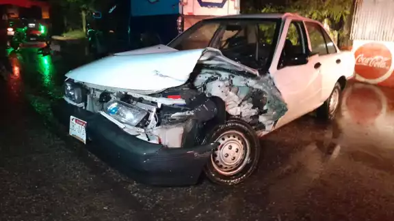 El Tsuru blanco quedó destrozado del frente. El Tsuru blanco quedó destrozado del frente.