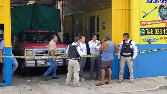 Autoridades judiciales ejecutaron un desalojo en el taller “Polo Transmisiones” en la colonia Francisco I. Madero, Ciudad del Carmen. Autoridades judiciales ejecutaron un desalojo en el taller “Polo Transmisiones” en la colonia Francisco I. Madero, Ciudad del Carmen.