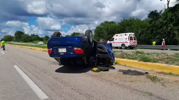 Una camioneta que se detuvo para grabar un accidente causó que una familia volcara en la carretera Campeche-Mérida.