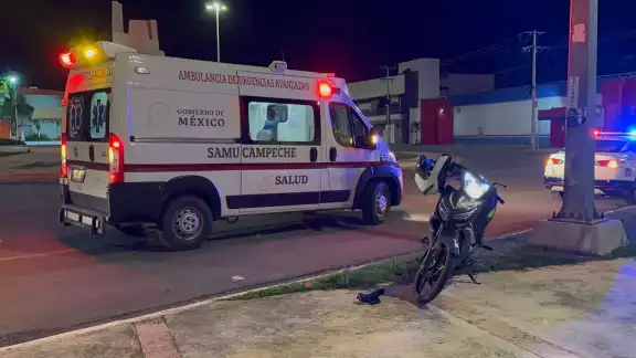 Un motociclista ebrio derrapó y chocó contra la acera en la avenida Miguel Alemán.