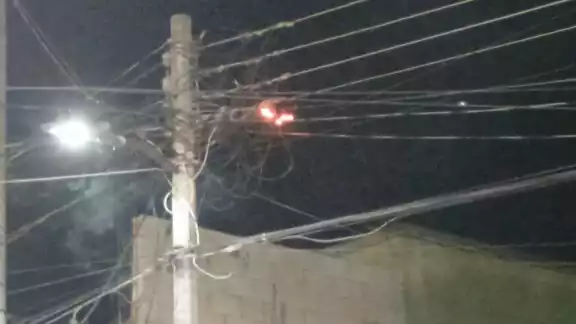 El fuego comenzó al chocar dos cables.