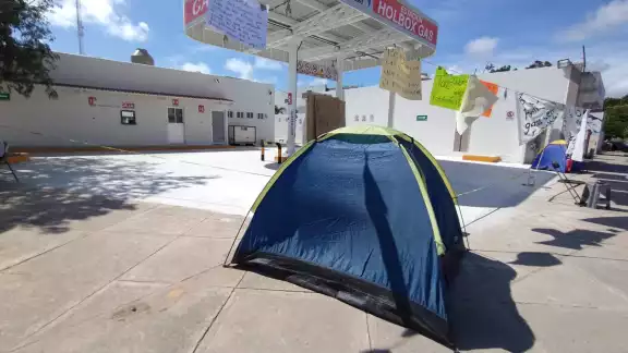 Acampan en contra de gasolinera Acampan en contra de gasolinera