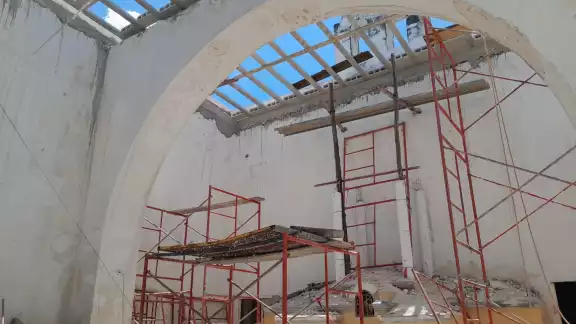 Feligreses de la iglesia en Calkiní organizan colectas para reparar el techo colapsado.
