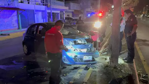 Un sujeto en estado de ebriedad chocó su coche Nissan March contra un árbol en la colonia Tepeyac y huyó tras el accidente