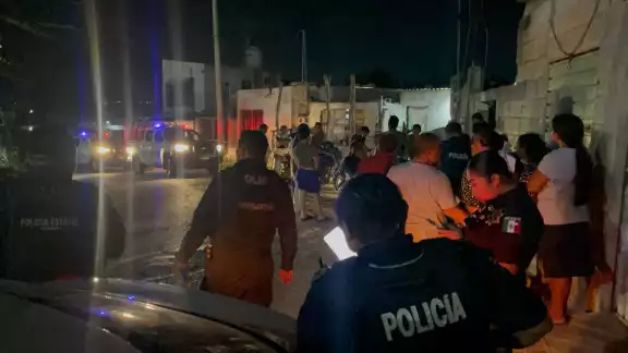 Policías, familiares y curiosos rodearon el domicilio del occiso.