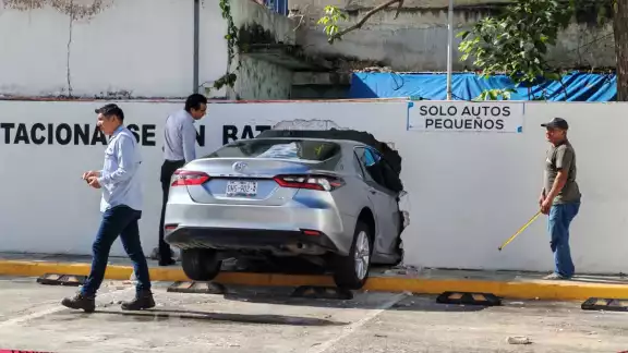 El auto quedó suspendido y fue necesaria una grúa para retirarlo. El auto quedó suspendido y fue necesaria una grúa para retirarlo.