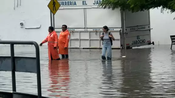 Protección civil arribó a rescatar a ciudadanos Protección civil arribó a rescatar a ciudadanos