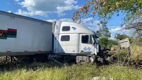 Un tractocamión volcó en la carretera federal Campeche–Carmen, dejando daños materiales y un lesionado Un tractocamión volcó en la carretera federal Campeche–Carmen, dejando daños materiales y un lesionado