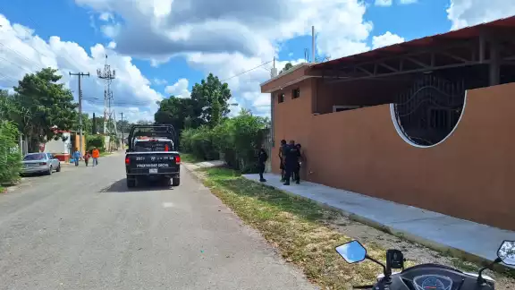 Uno de los hombres fue sorprendido semidesnudo en la banqueta Uno de los hombres fue sorprendido semidesnudo en la banqueta